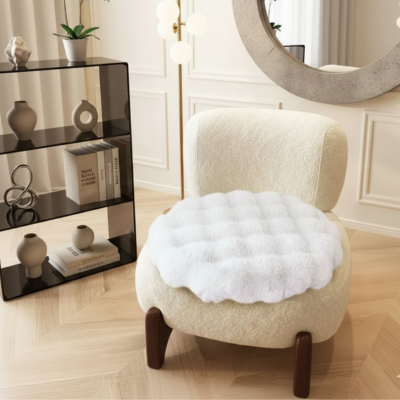 coussin rond blanc sur chaise