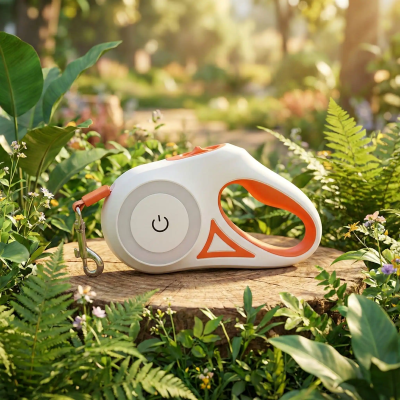 laisse rétractable pour chat DEL orange au jardin