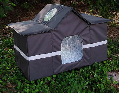 maison pour chat extérieur isolée herbe